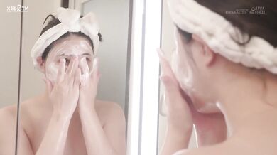 【中文字幕】会社の近くに引っ越したせいで、大雨が降った日はちょっとSっ気のある部下3名のたまり场に。无防备なスケスケ姿で诱惑されたボクは远距离恋爱中のカノジョにナイショで浮気ハーレム逆NTR